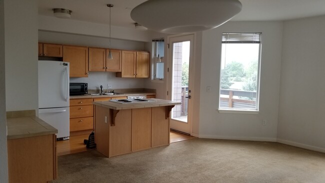 Building Photo - 2 Bedroom Condo SUPER close to Campus!