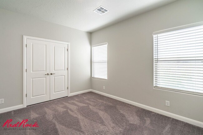 Building Photo - Stunning 4 Bedroom Home with Gorgeous Back...