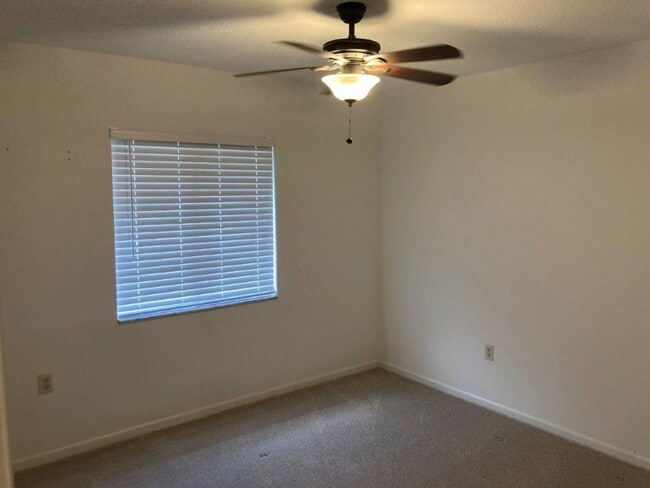 Building Photo - 3 Bedroom 2 Bathroom Condo at Palomar Plac...