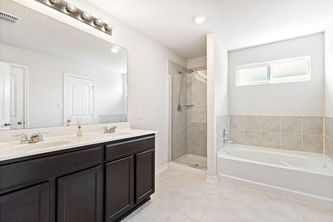 Building Photo - Well-Maintained 3-Bedroom Home – Ideal for Students & Professionals!