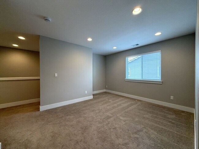 Building Photo - 12425 SW Silvertip St