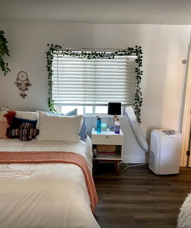 Building Photo - 6 Bed/ 5 Bath on Campanile! Large back are...