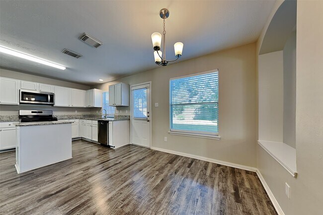 Building Photo - 31110 Silver Village Dr