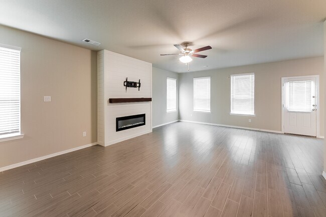 Building Photo - 25542 Valverdant Ct