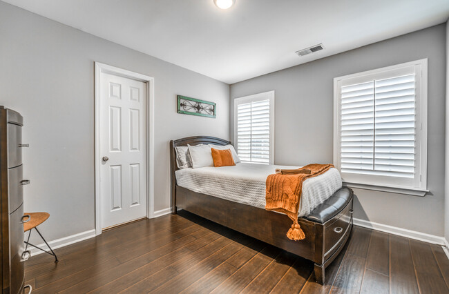 Building Photo - 1033 W Montebello Cir