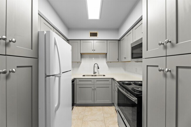 Building Photo - 2600 Bellefontaine