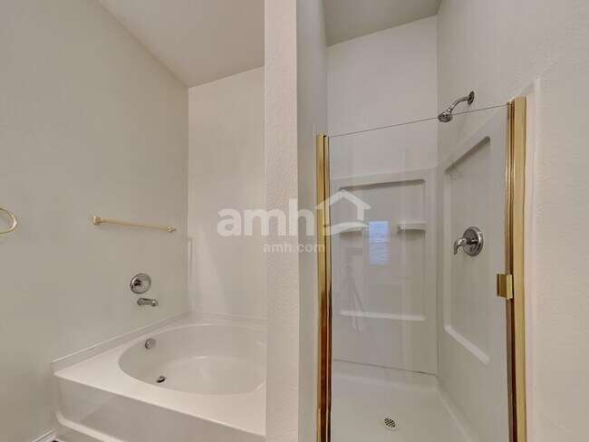 Building Photo - 1305 Hennessey Ct