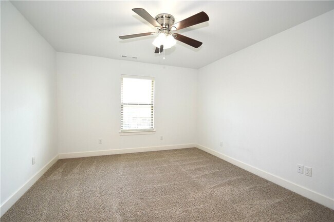 Building Photo - 4203 SW Bermuda Ave