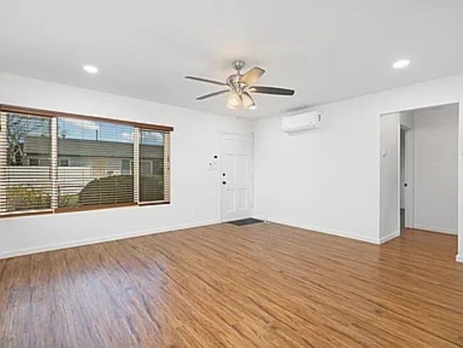 Building Photo - Charming 2-Bedroom Home in Prime 92117 Loc...