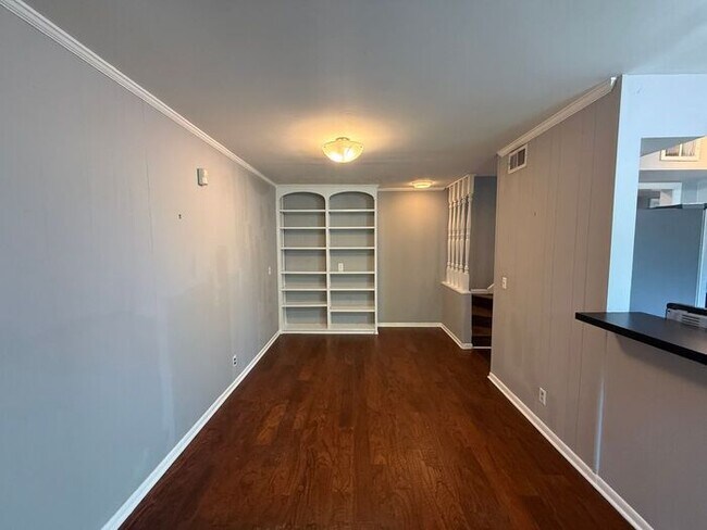 Building Photo - FOR RENT - 3 Bedroom Condo in Green Hills