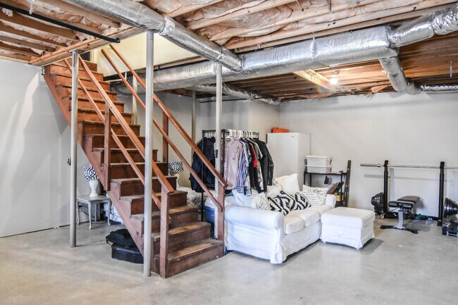 Building Photo - Pet Friendly Home on Half Acre Lot!