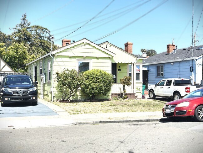 Building Photo - 2 BED/1 BATH/Home For RENT! Cozy, and Char...