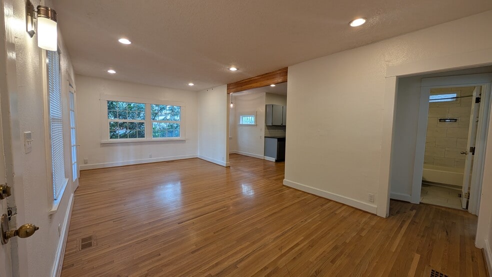 Building Photo - 3440 SW Falcon St