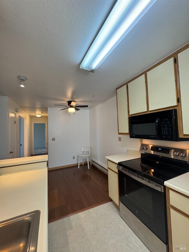 Building Photo - 375 Lighthouse Dr