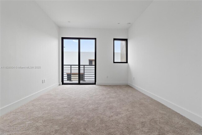 Building Photo - 4130 N Oak Pl
