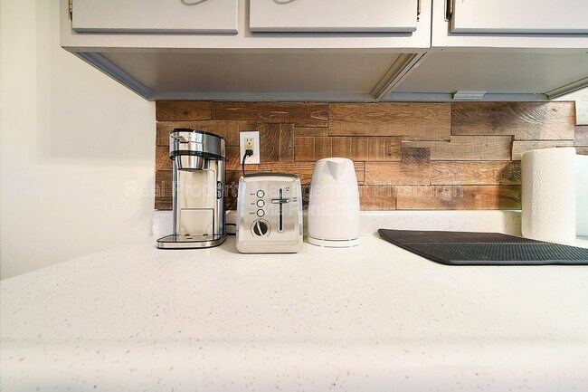 Building Photo - 320 Greenfield Ave