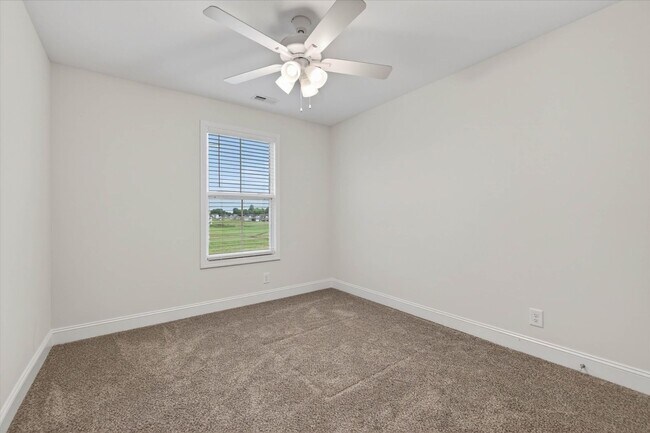 Building Photo - 4 Bedroom Pet Friendly Home For Rent with Club House, Comm. Pool, & Comm Gym Access!