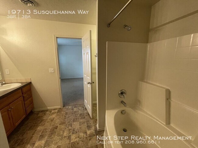 Building Photo - 3 Bed 2.5 Bath Home