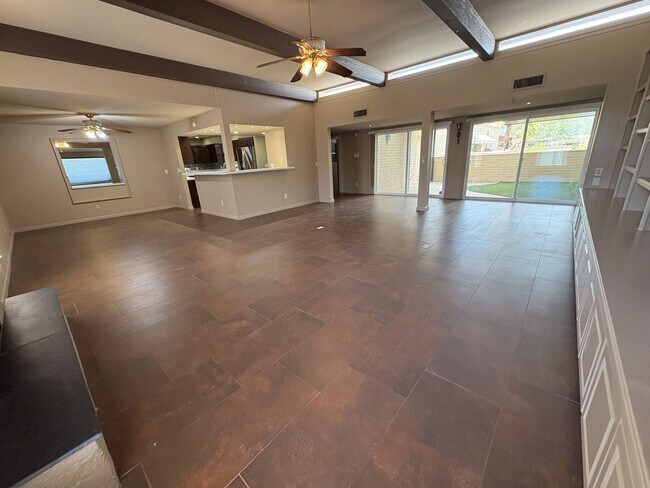 Building Photo - Highly sought community of Colonia Verde