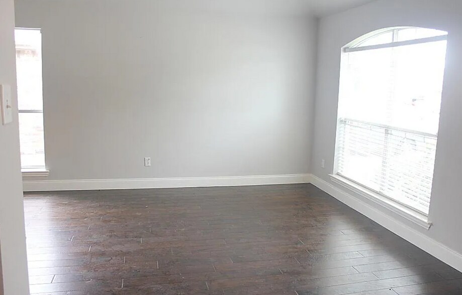 Building Photo - 2616 Cascade Cove Dr
