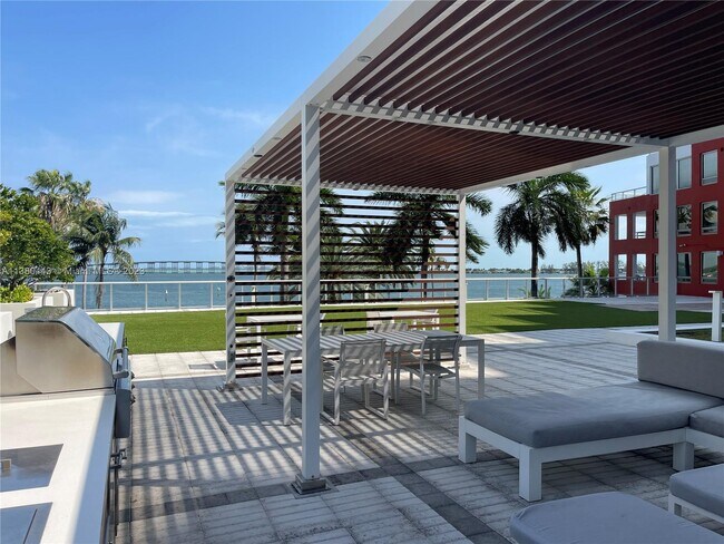 Building Photo - 1541 Brickell Ave