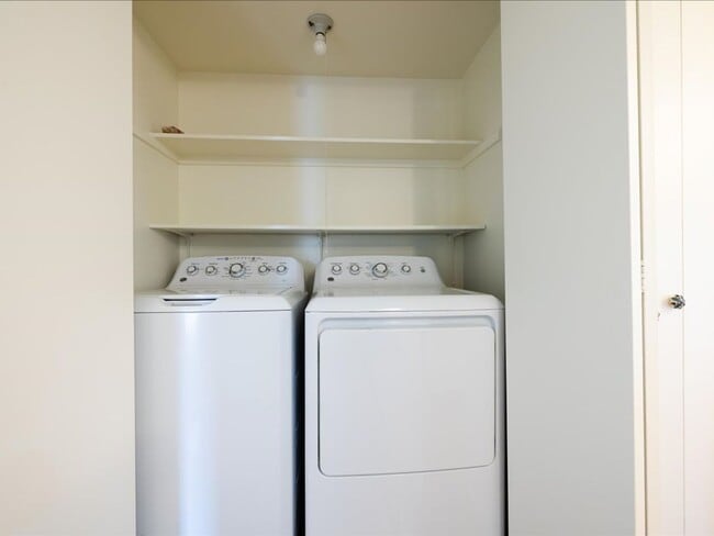 Building Photo - 2 Bedroom 2 Bathroom