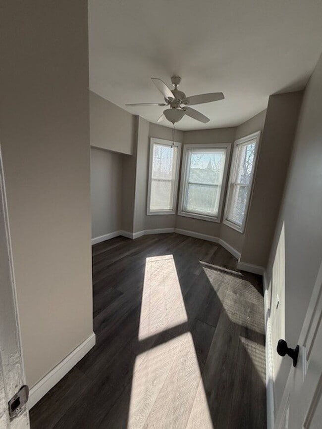 Building Photo - Beautifully Renovated!  Large, Spacious Rooms! W/D Hook-Up! Available Now!