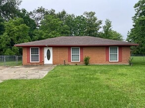 Building Photo - 3 BEDROOM READY TO MOVE-IN