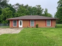 Building Photo - 3 BEDROOM READY TO MOVE-IN