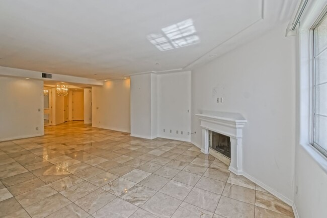 Building Photo - **Move in Special $1000 Off Third Months Rent** Remodeled Corner 3+2 Unit with Luxury Finishes Ne...