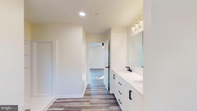 Building Photo - 40750 King Dr