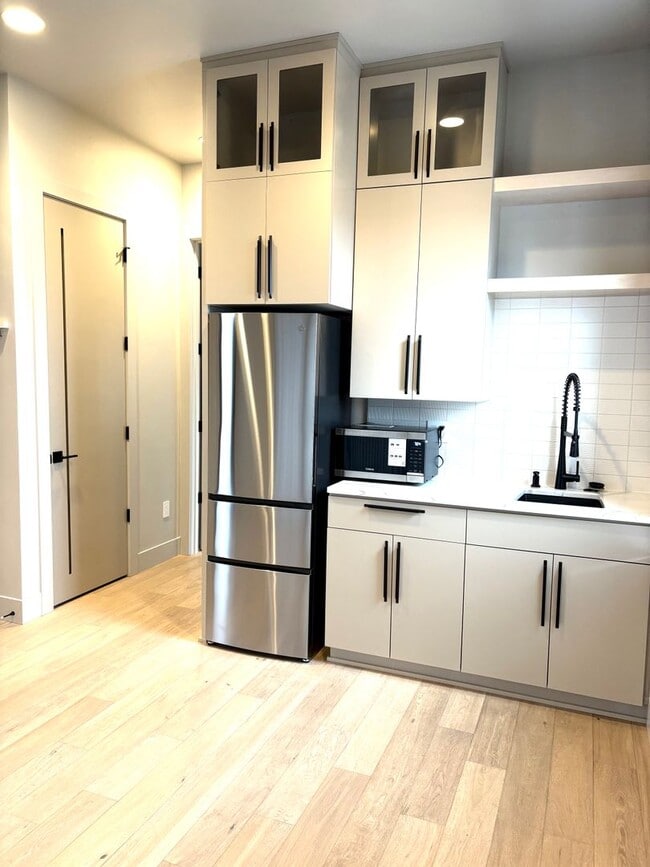 Building Photo - MOVE IN SPECIAL! One bedroom apartment on Bend's SW side. End Unit