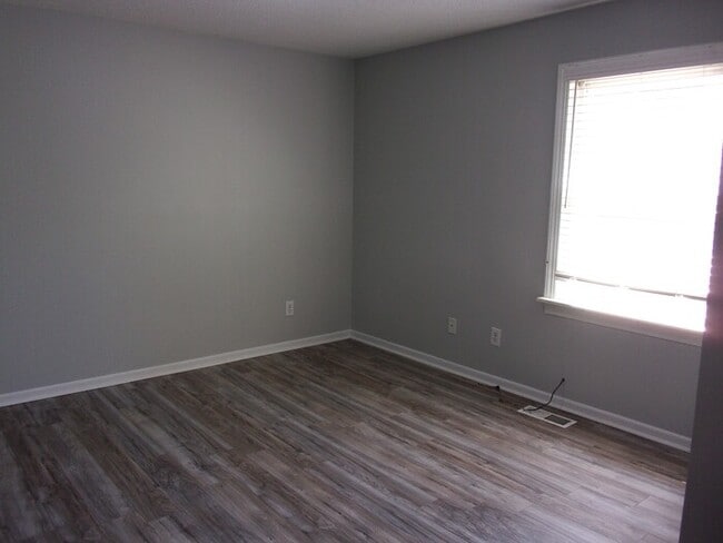 Building Photo - Beautifully Renovated 2 Bedroom 1 1/2 Bath Home