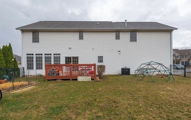 Building Photo - Bright, Spacious Home with Tons of Charm a...