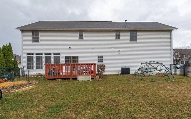Building Photo - Bright, Spacious Home with Tons of Charm and Comfort
