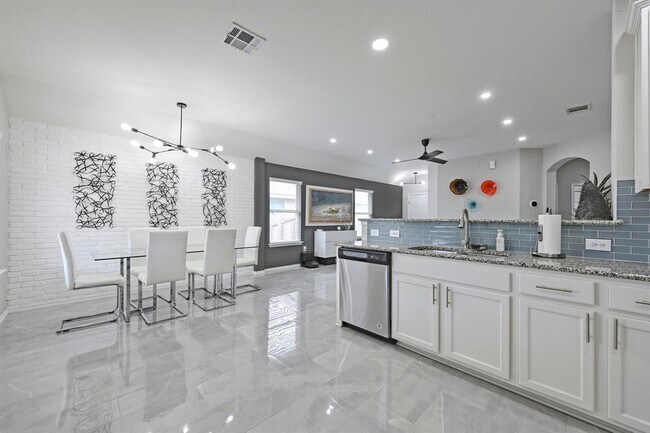 Building Photo - 249 Noddy Rd