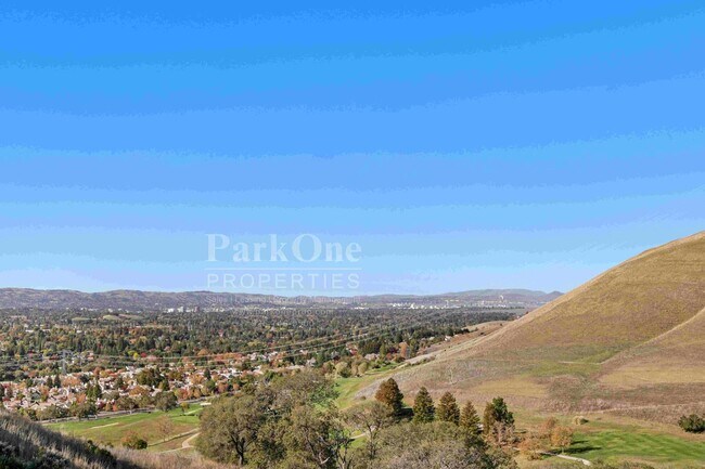 Building Photo - Beautiful Home in Peacock Creek