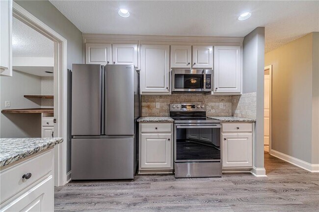 Building Photo - 511 Lena Dr