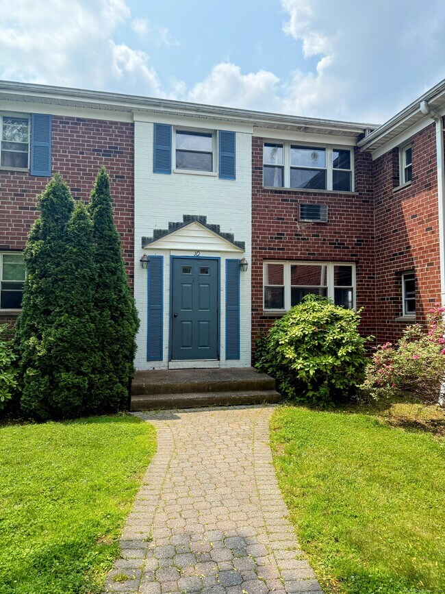 Building Photo - 10 Colonial Dr