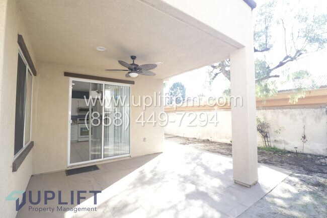 Building Photo - 4 Bed 2.5 Bath Townhouse in Oceanside AVAILABLE NOW!