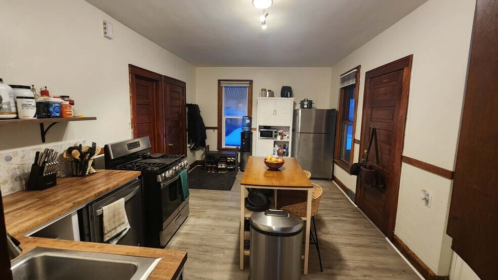 Building Photo - 912 4th St NE