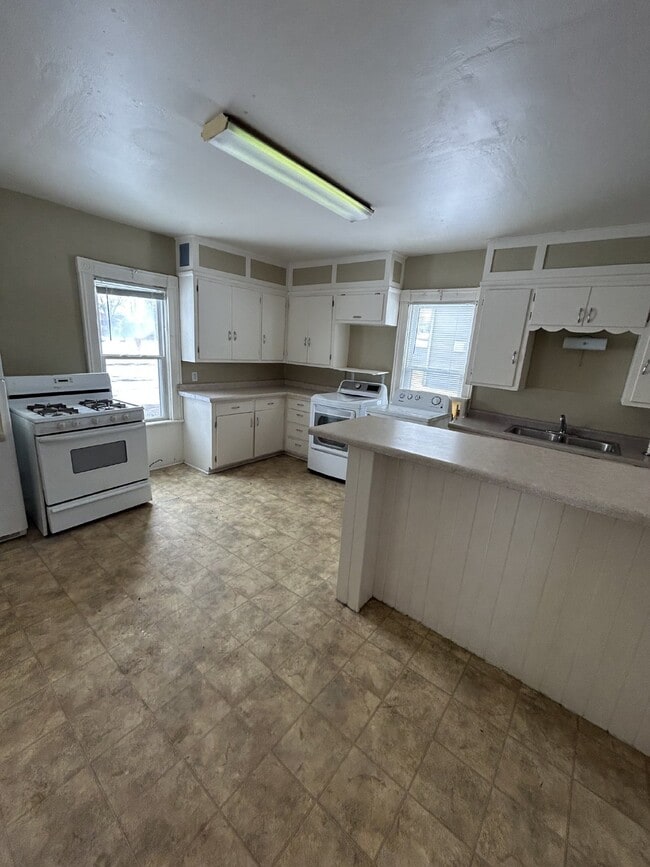 Building Photo - 4 bed 1 bath close to Water St, biking/walking trails, and Sonnentag, Available June 1st!