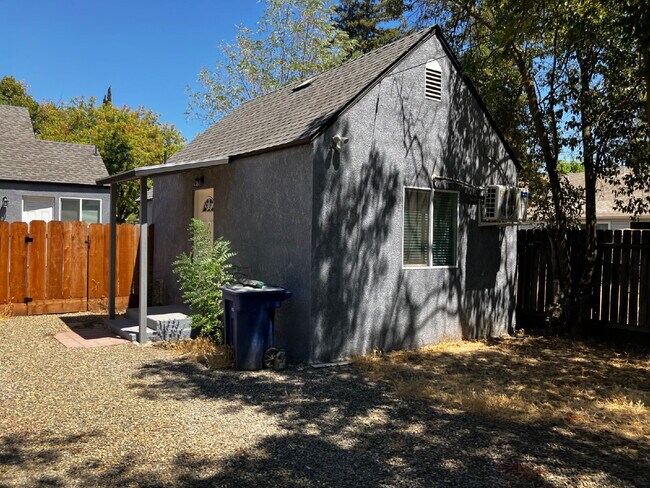 Building Photo - Newly renovated 1 Bedroom