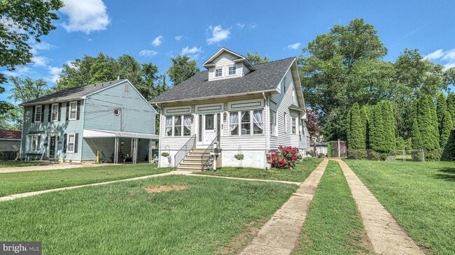 Building Photo - 323 Monroe Ave