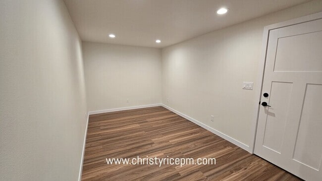 Building Photo - 31721 W Commercial St