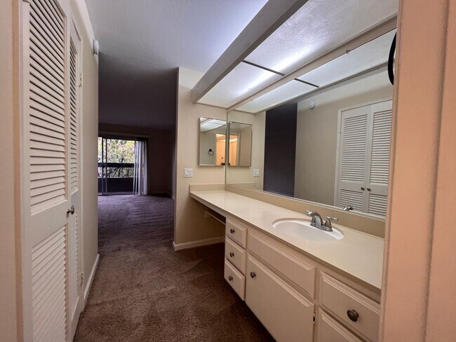 Building Photo - Large Mission Valley Condo