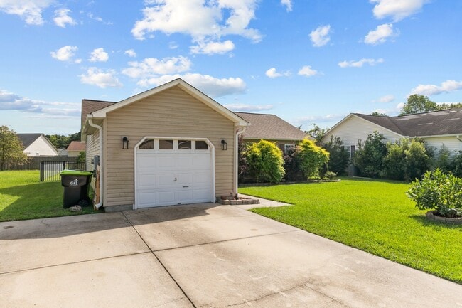 Building Photo - 131 Oakley Dr