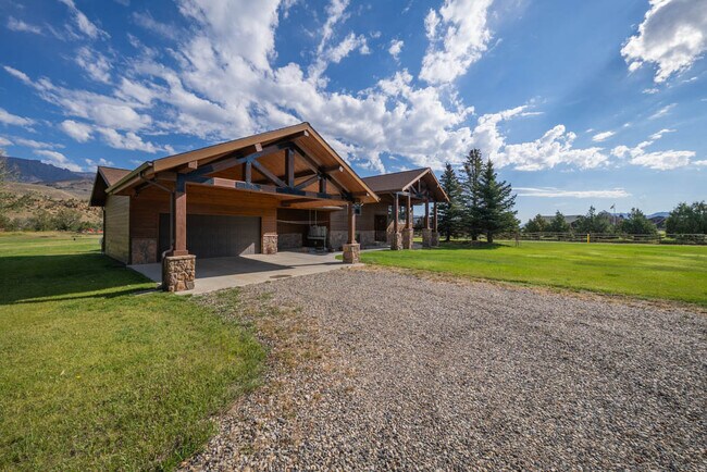 Building Photo - 9 Juniper Ln