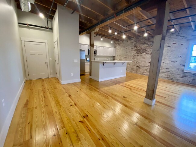 Primary Photo - Immaculate 2 Bed in Renovated Industrial W...