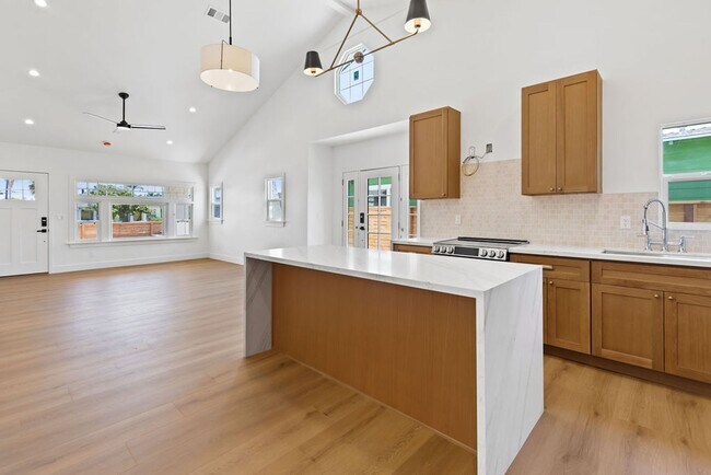 Building Photo - incredible home 3 bedroom, loft
